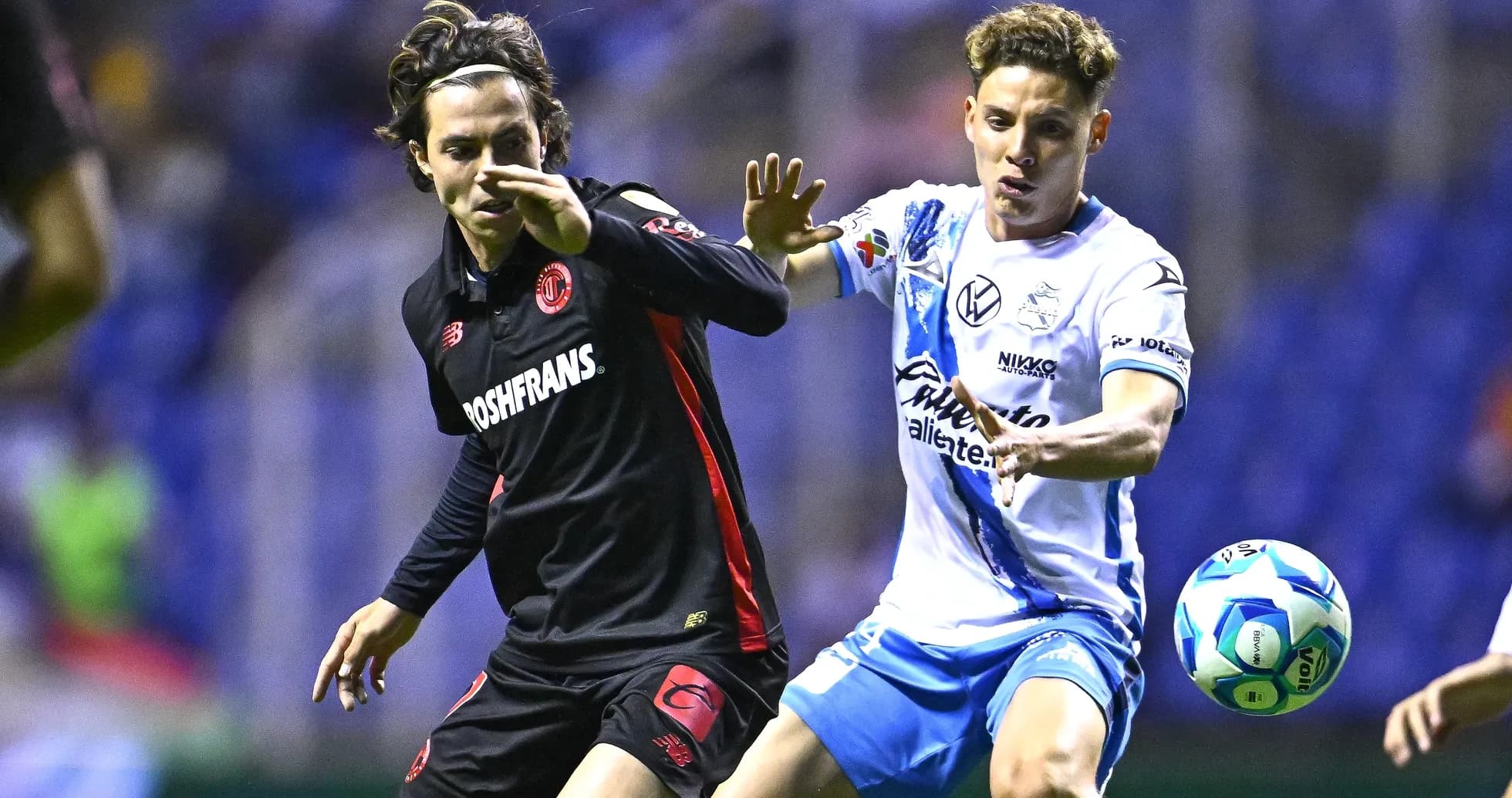 Jugadores de Puebla y Toluca disputando el balón Jugadores de Puebla y Toluca disputando el balón