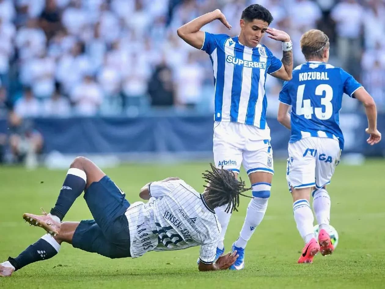 Jugador cae mientras otro celebra Jugador cae mientras otro celebra