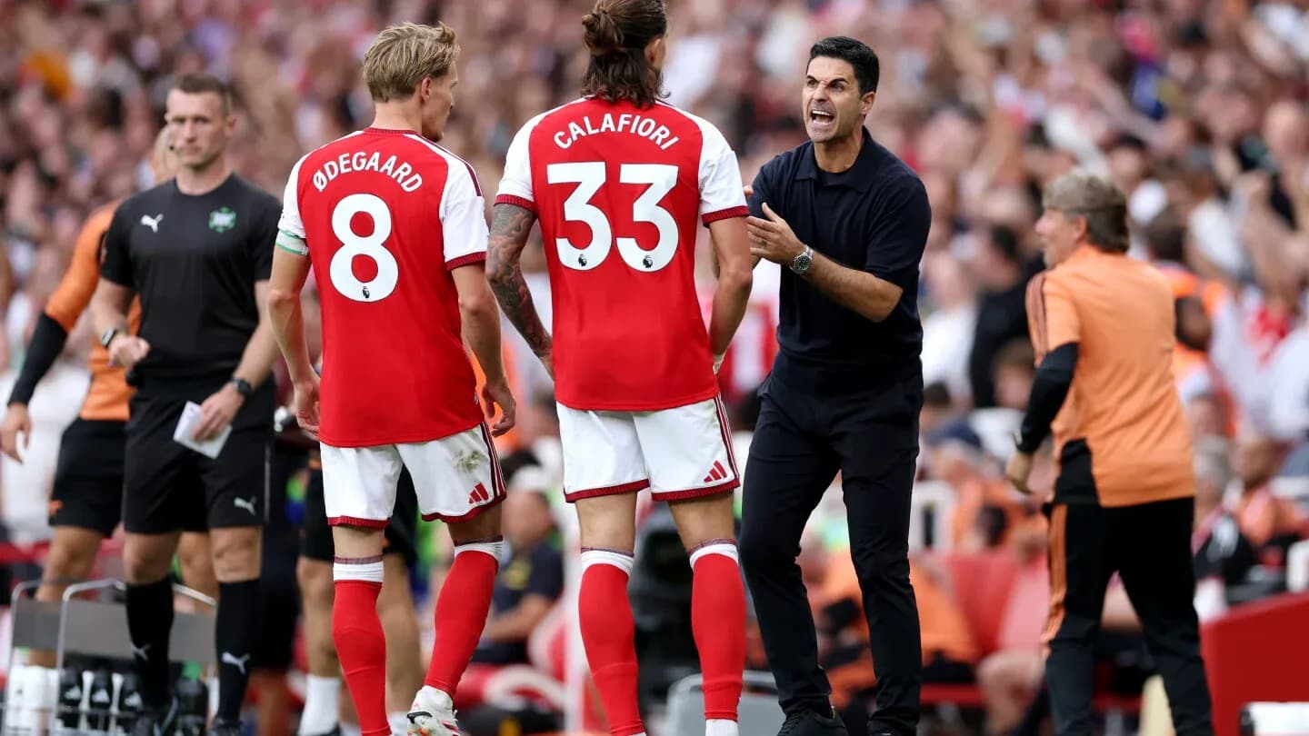 Entrenador dando instrucciones a jugadores en el banquillo Entrenador dando instrucciones a jugadores en el banquillo