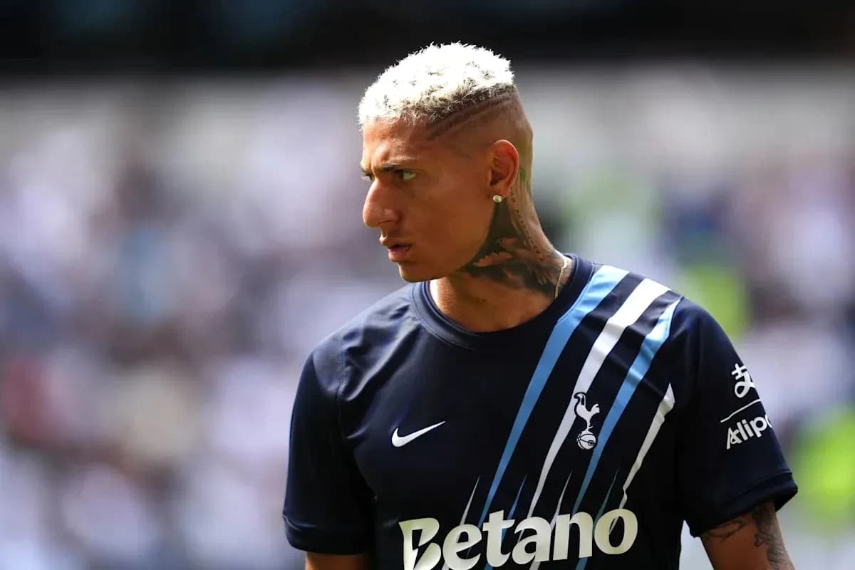 Jugador de Tottenham en la cancha antes del partido Jugador de Tottenham en la cancha antes del partido