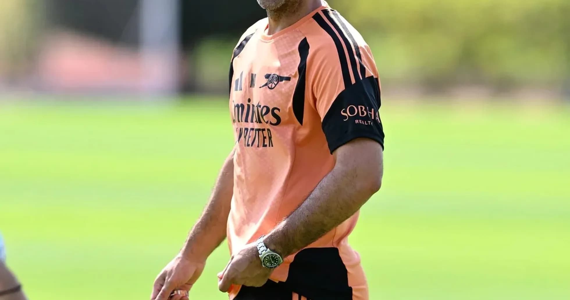 Entrenador dirigiendo la sesión de entrenamiento Entrenador dirigiendo la sesión de entrenamiento