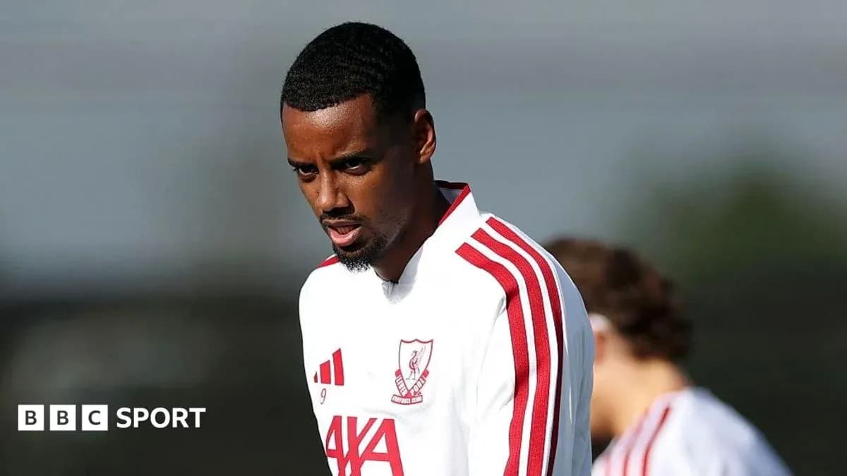 Jugador entrenando con camiseta blanca y roja Jugador entrenando con camiseta blanca y roja