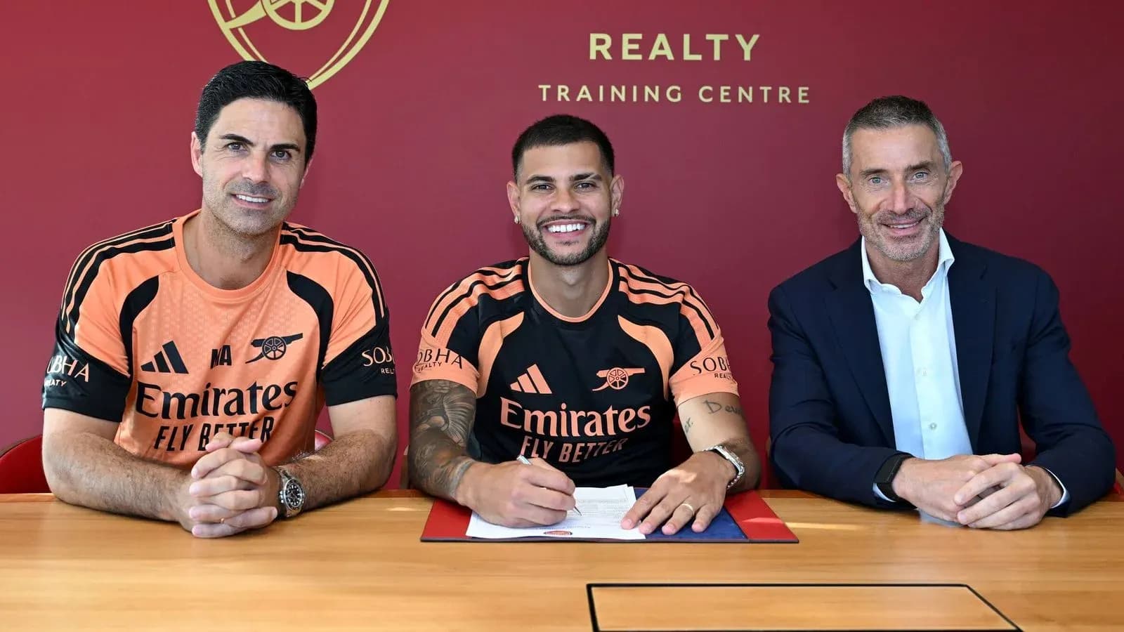 Jugadores y directivos en firma de contrato Jugadores y directivos en firma de contrato