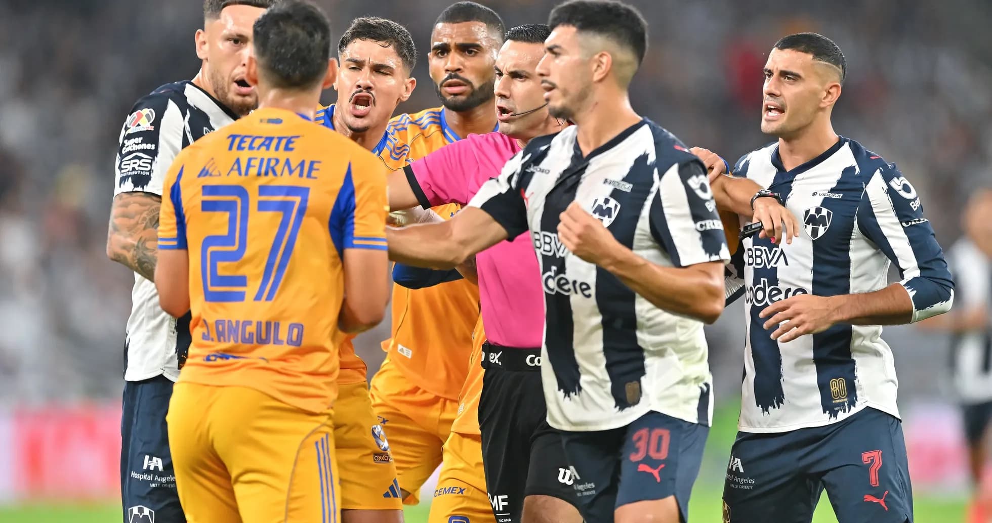 Jugadores de Monterrey y Tigres discutiendo en el partido Jugadores de Monterrey y Tigres discutiendo en el partido