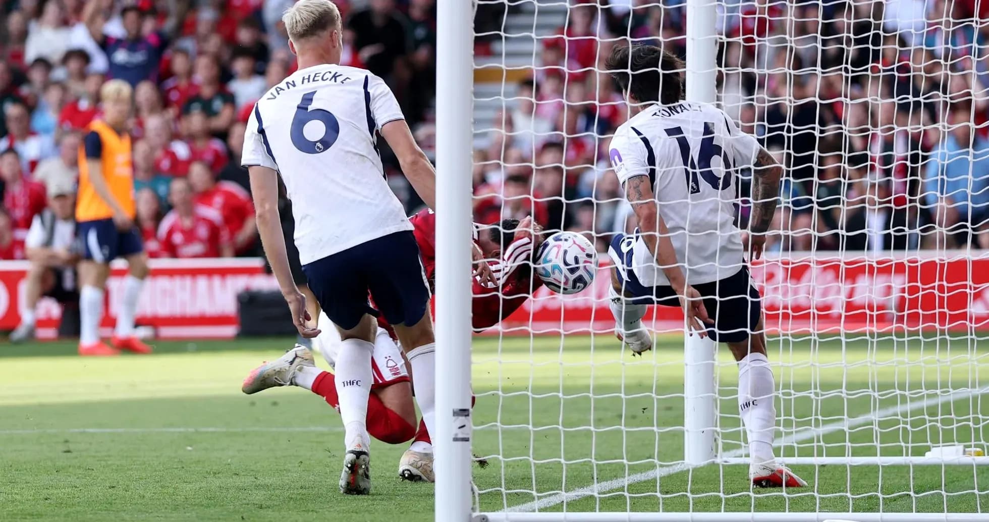 Gol de Nottingham Forest en el partido Gol de Nottingham Forest en el partido