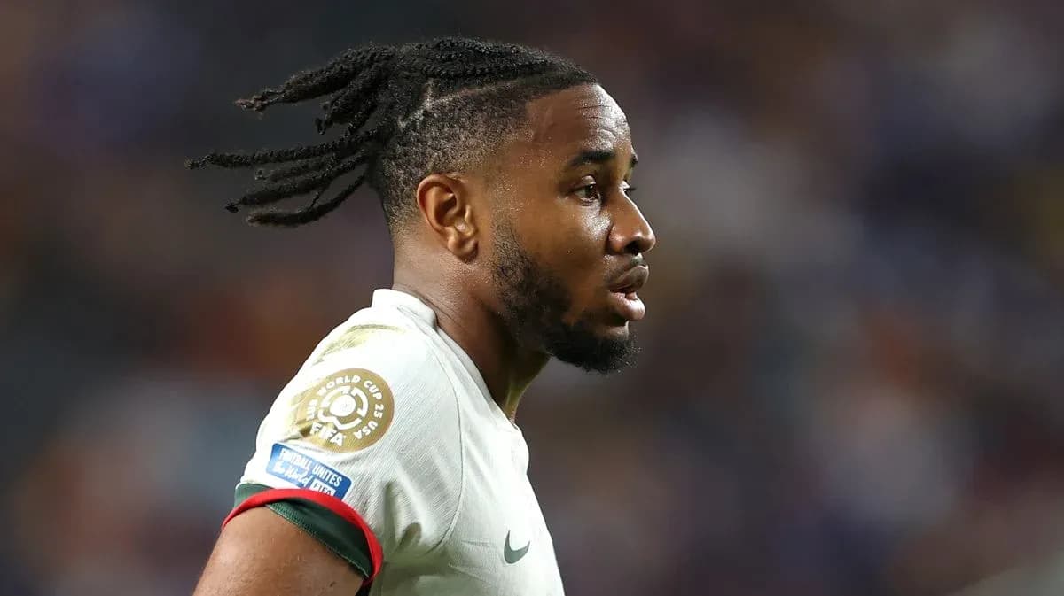 Jugador de fútbol con trenzas en el campo Jugador de fútbol con trenzas en el campo