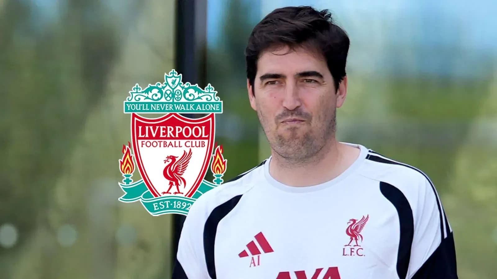 Entrenador de Liverpool con el logo del club Entrenador de Liverpool con el logo del club