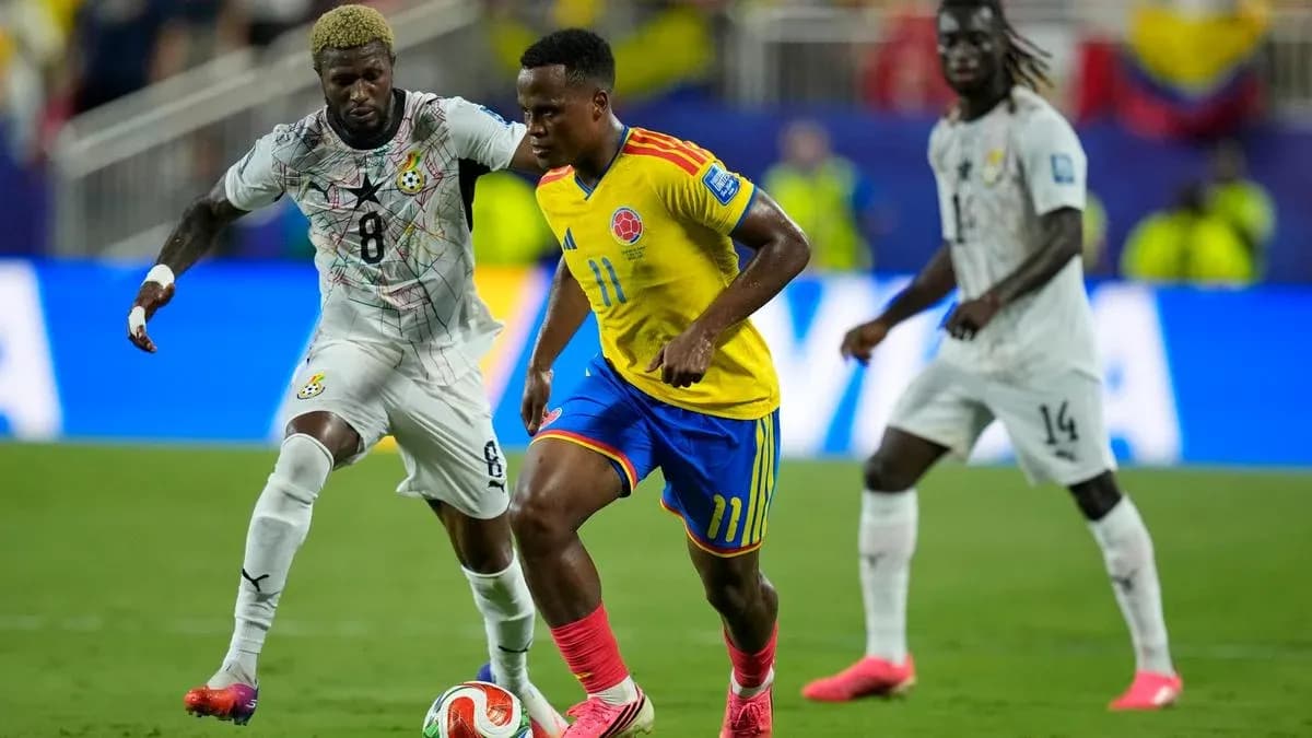 Jugador colombiano driblando a rival ghanés en partido Jugador colombiano driblando a rival ghanés en partido