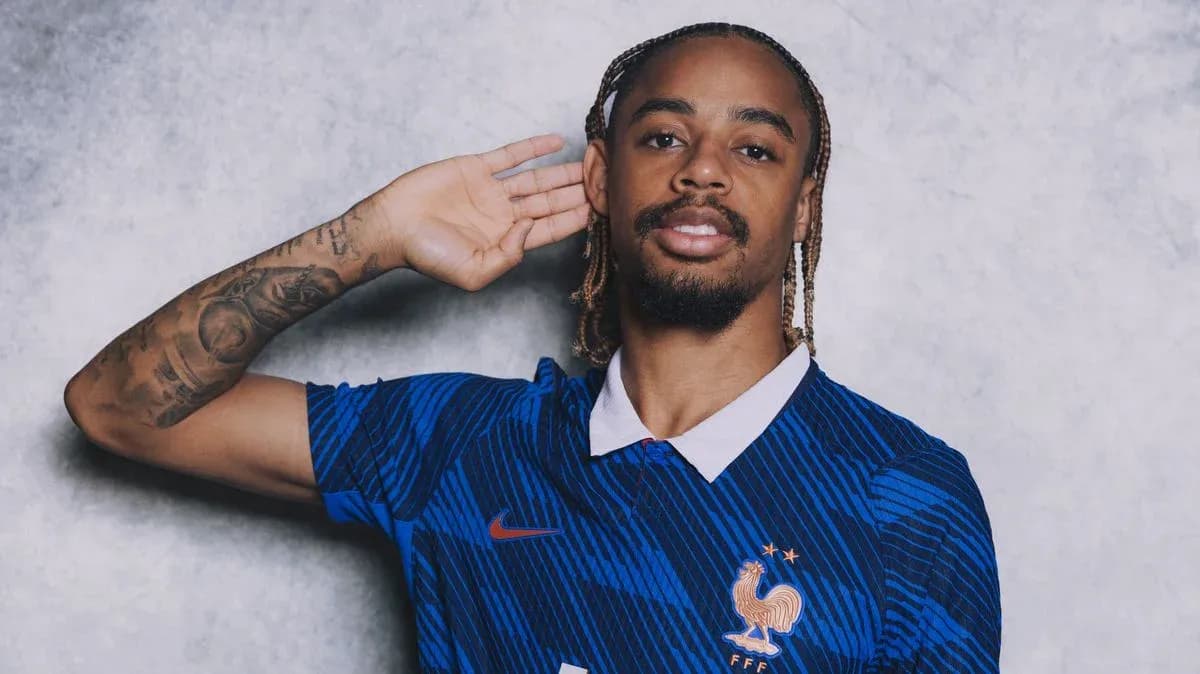 Jugador posando con camiseta de la selección francesa Jugador posando con camiseta de la selección francesa