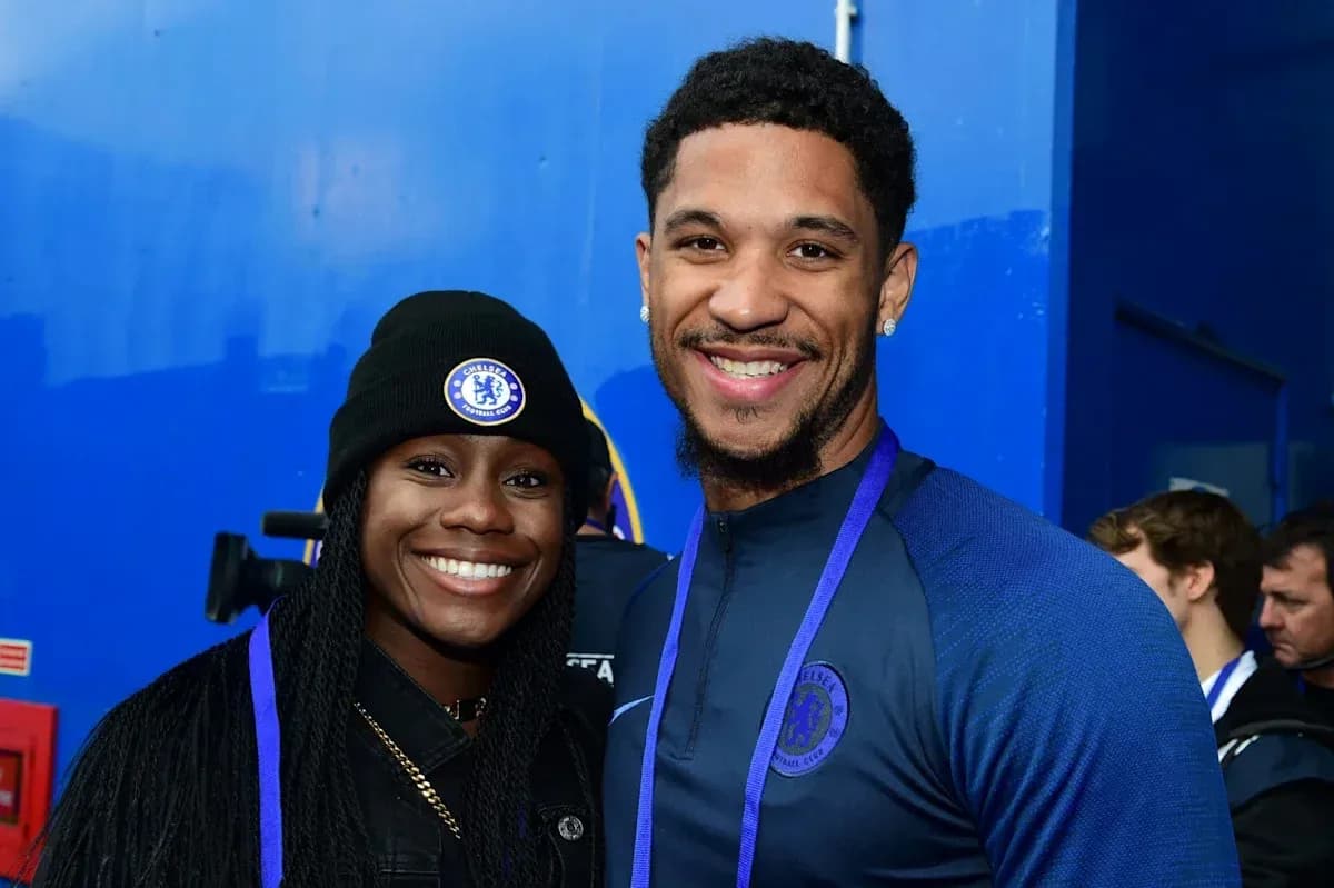 Dos personas sonriendo en un evento de Chelsea Dos personas sonriendo en un evento de Chelsea