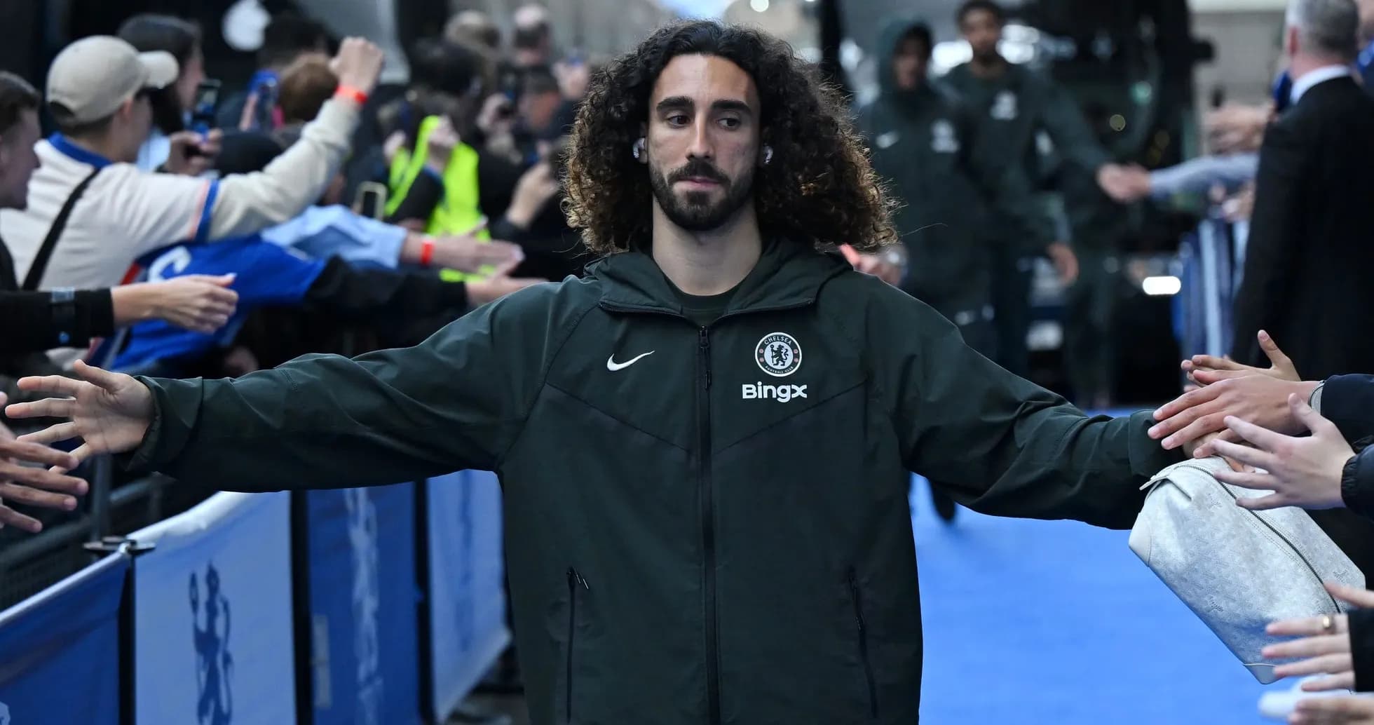 Jugador de Chelsea saludando a aficionados en el estadio Jugador de Chelsea saludando a aficionados en el estadio
