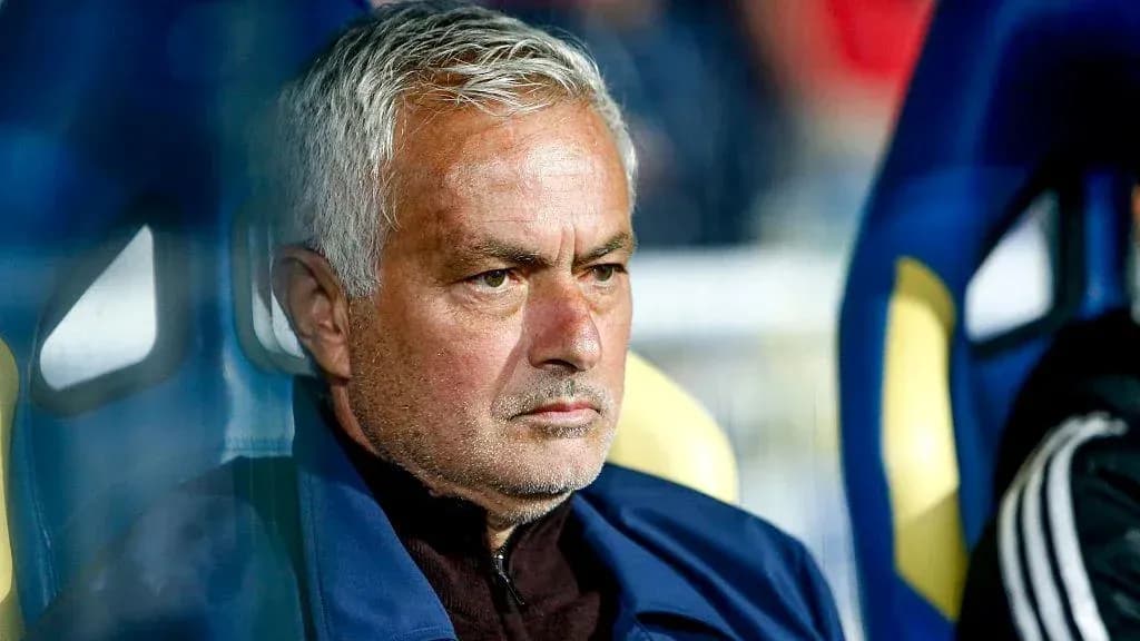 Entrenador sentado en el banquillo durante partido Entrenador sentado en el banquillo durante partido