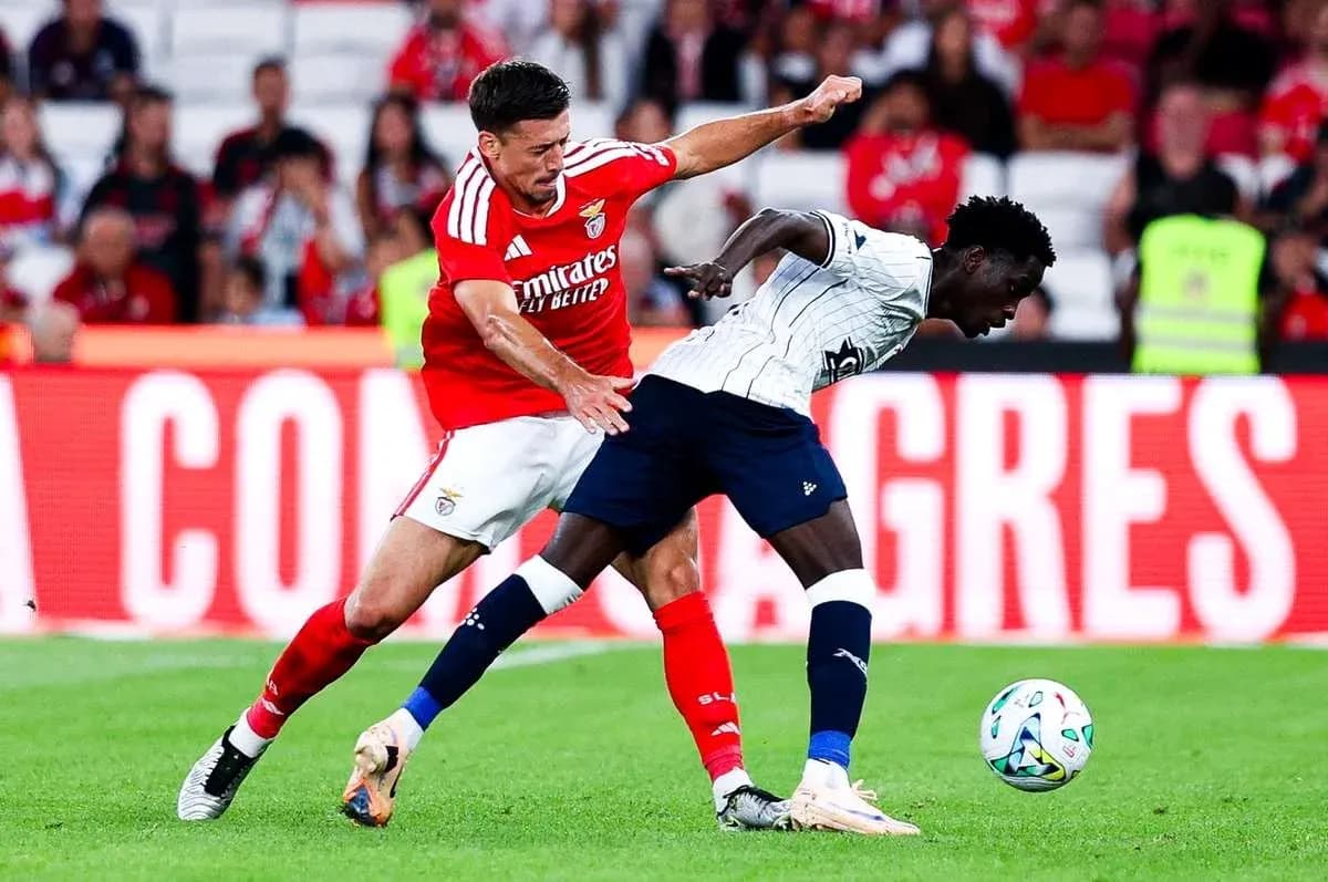 Jugador de Benfica compitiendo por el balón Jugador de Benfica compitiendo por el balón