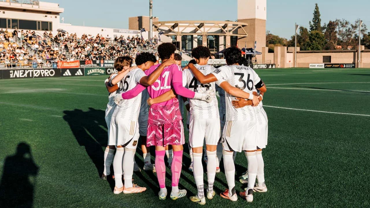 Equipo de fútbol en círculo antes del partido Equipo de fútbol en círculo antes del partido
