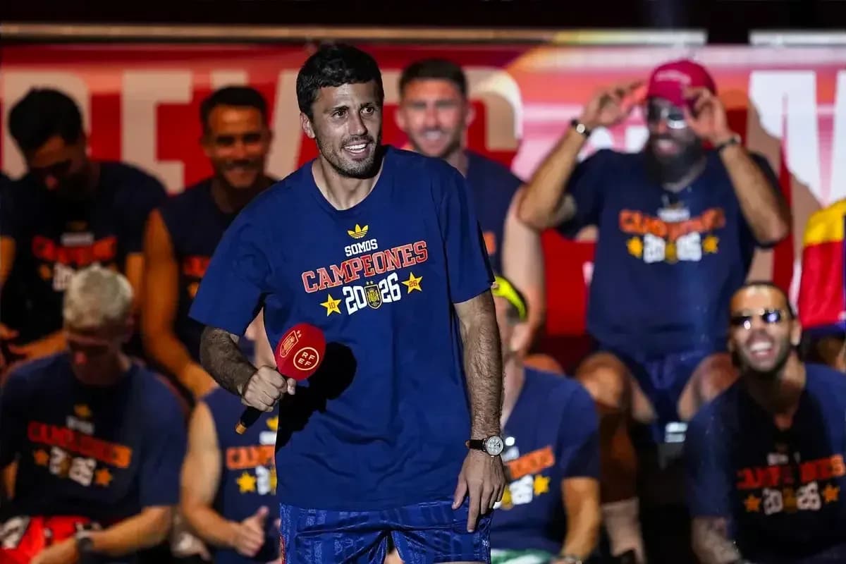 Jugador celebrando con micrófono en evento de premiación Jugador celebrando con micrófono en evento de premiación