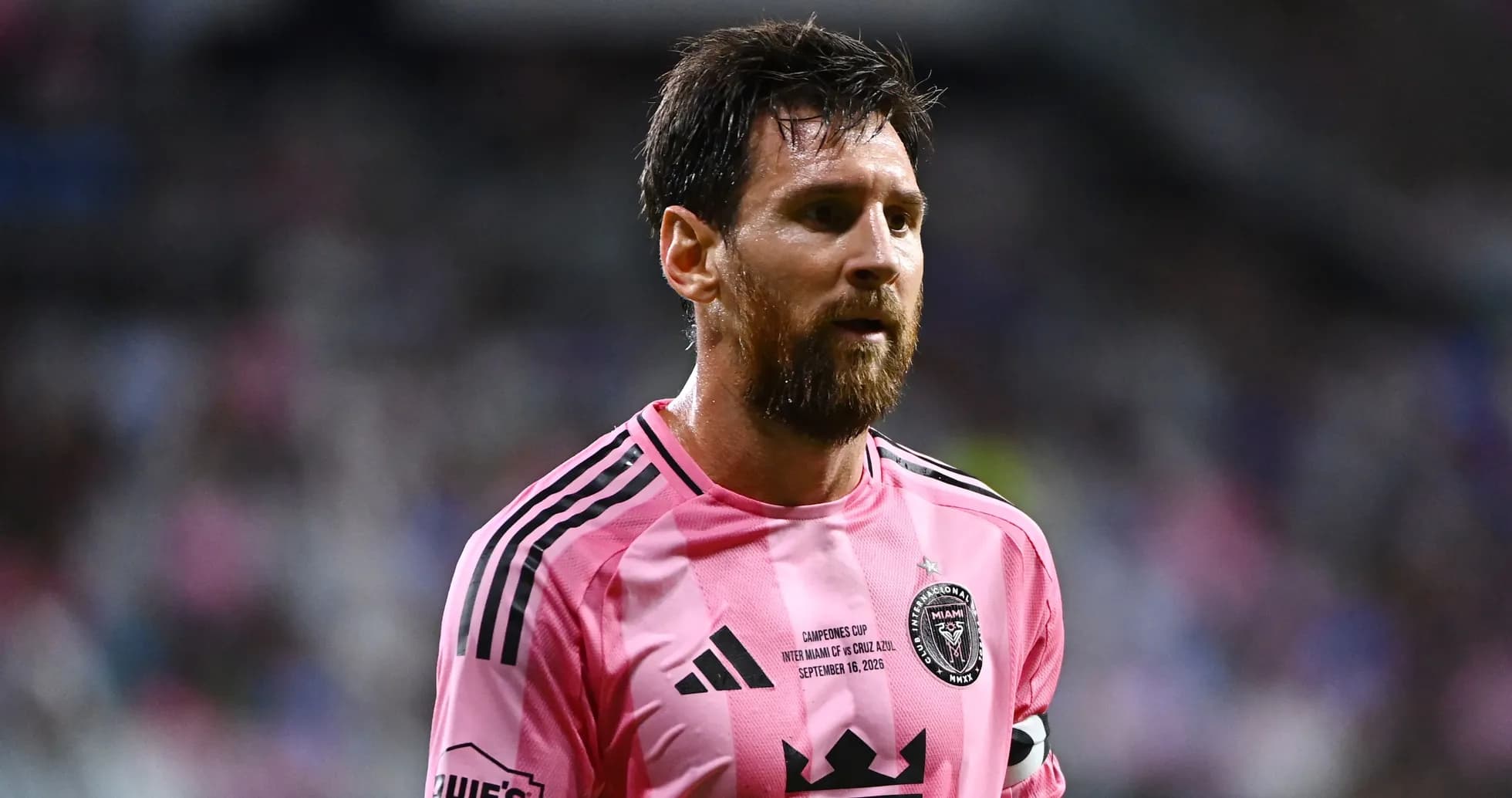 Lionel Messi en camiseta rosa durante el partido Lionel Messi en camiseta rosa durante el partido