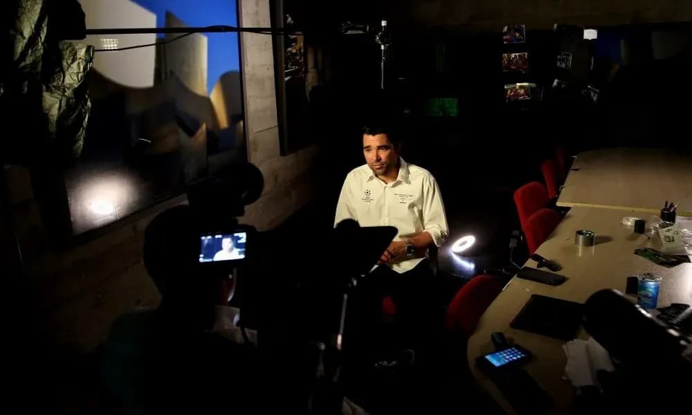 Persona siendo entrevistada en un entorno iluminado Persona siendo entrevistada en un entorno iluminado