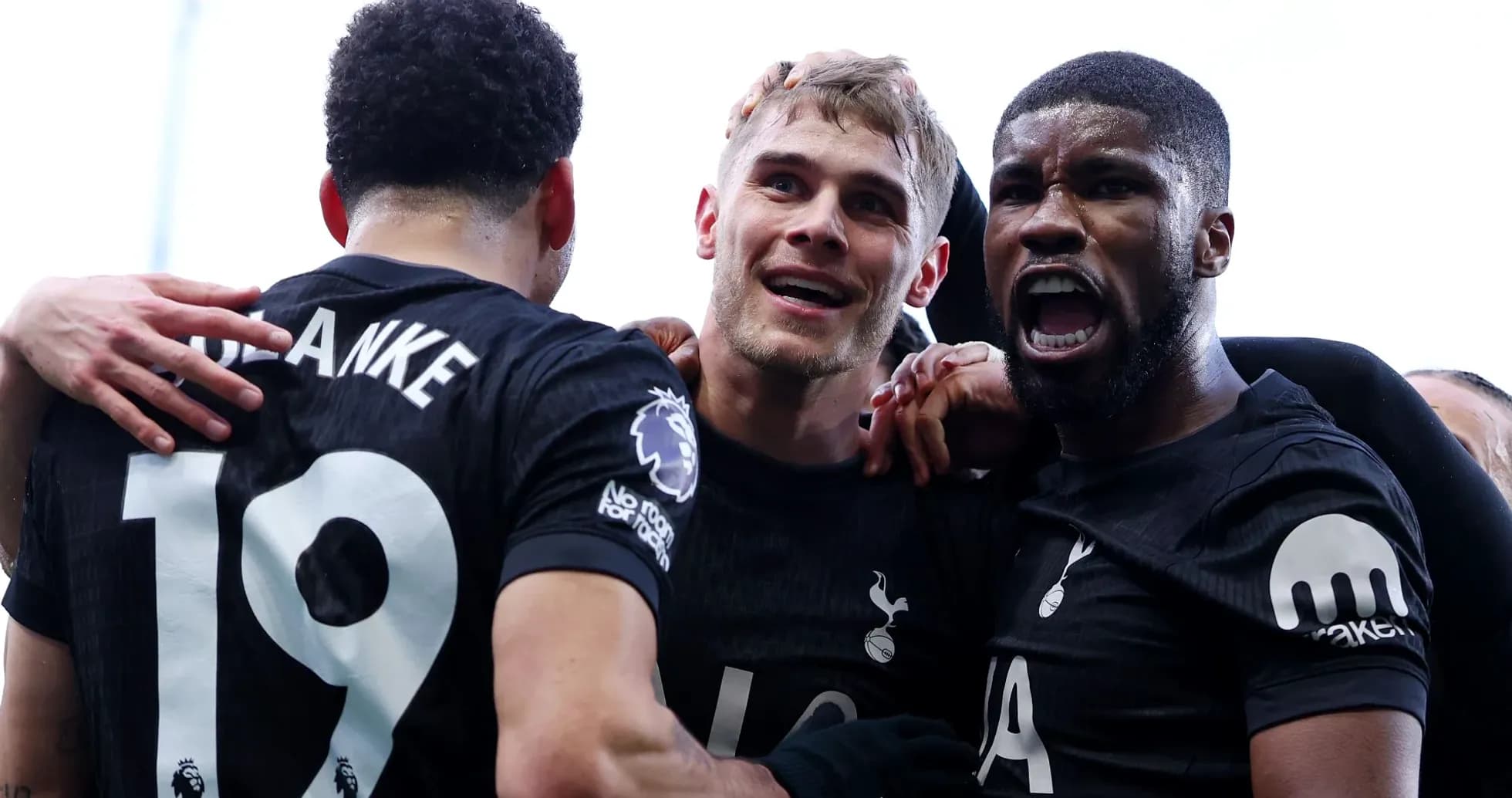 Jugadores de Tottenham celebrando un gol juntos Jugadores de Tottenham celebrando un gol juntos