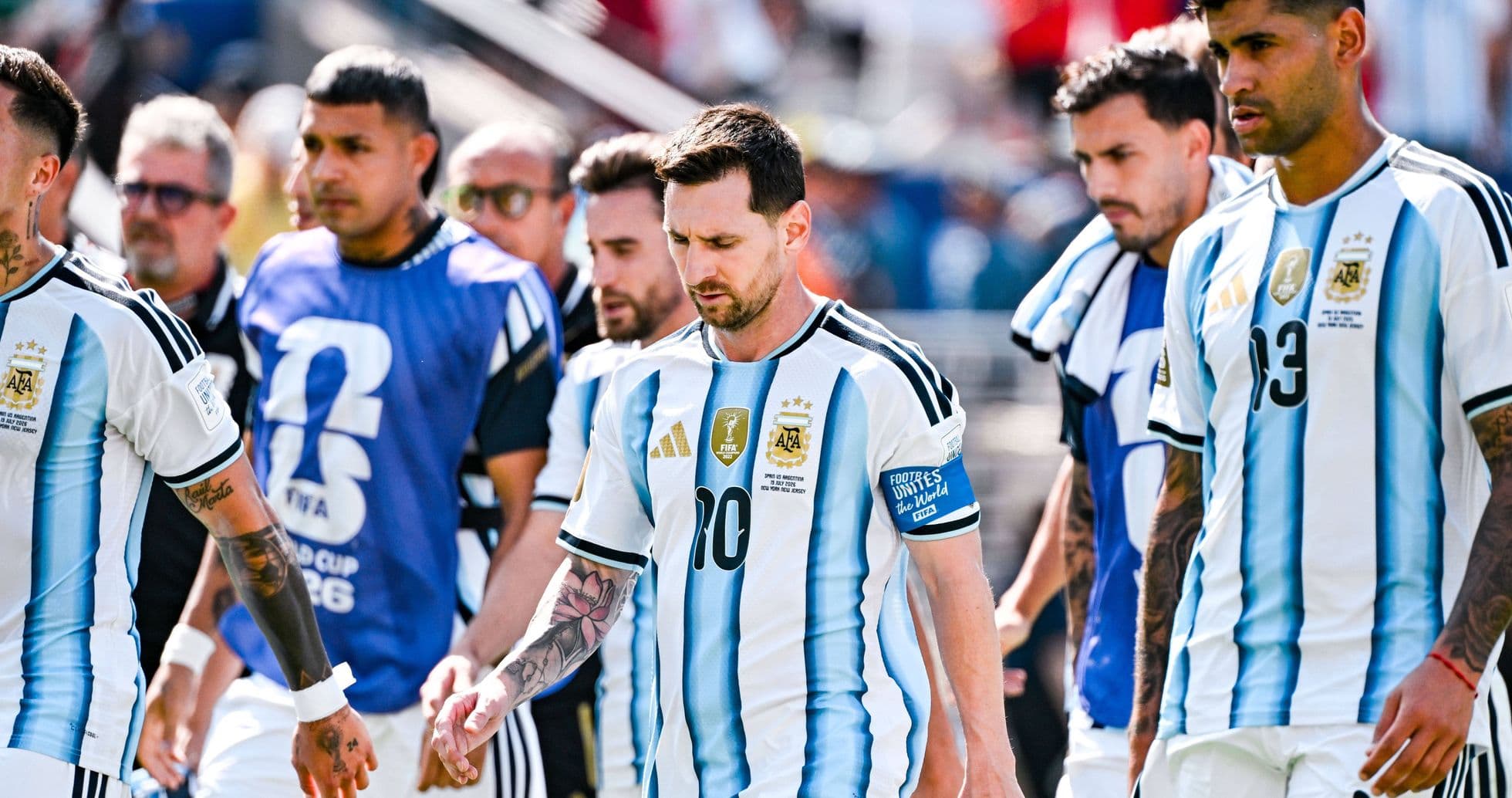 Jugadores de Argentina caminando hacia el campo de juego Jugadores de Argentina caminando hacia el campo de juego