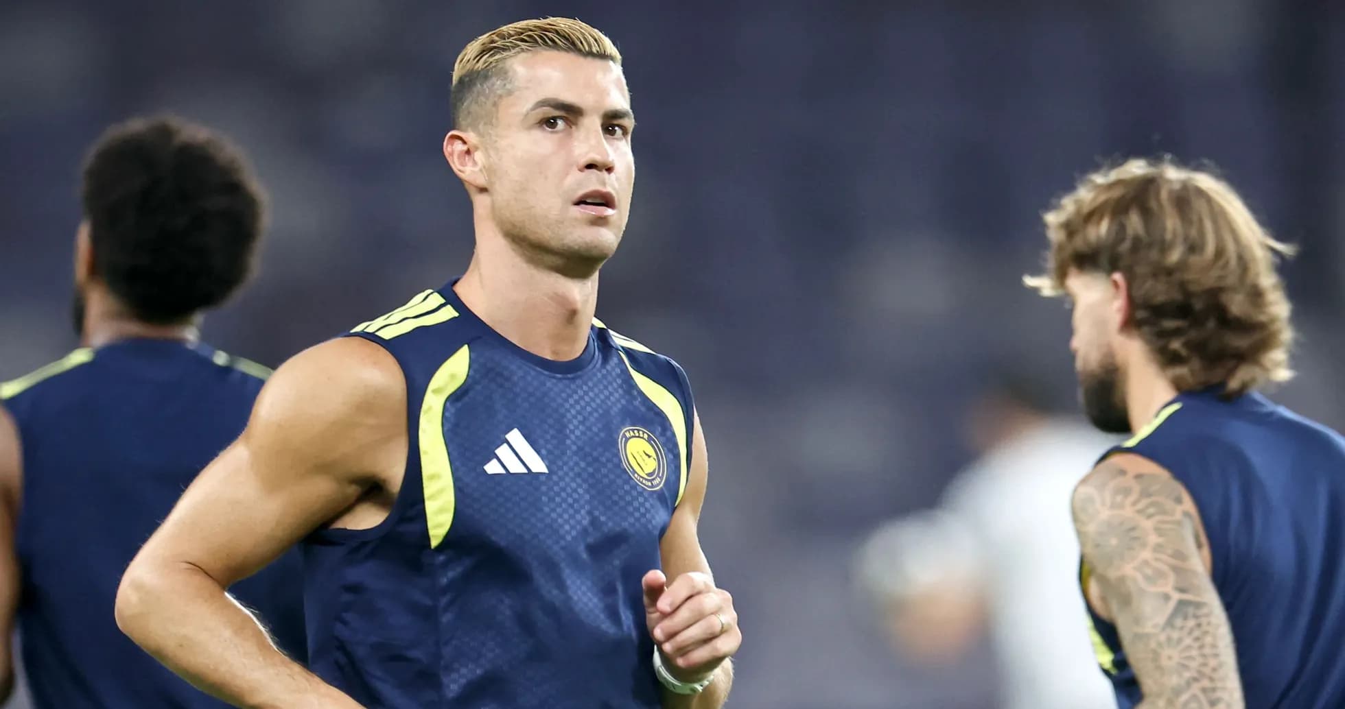Cristiano Ronaldo entrenando con compañeros en campo Cristiano Ronaldo entrenando con compañeros en campo