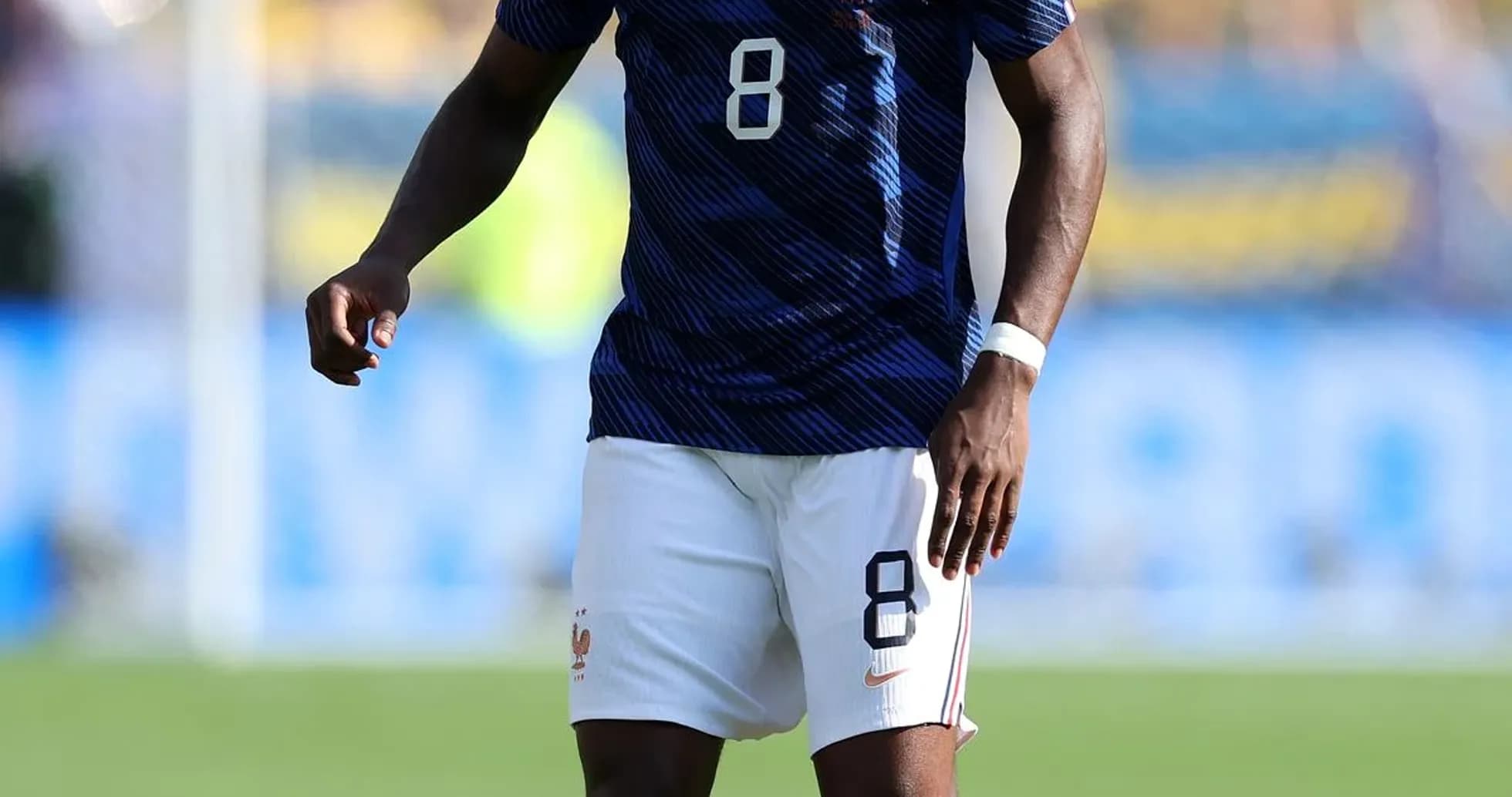 Jugador de Francia con balón en el campo Jugador de Francia con balón en el campo