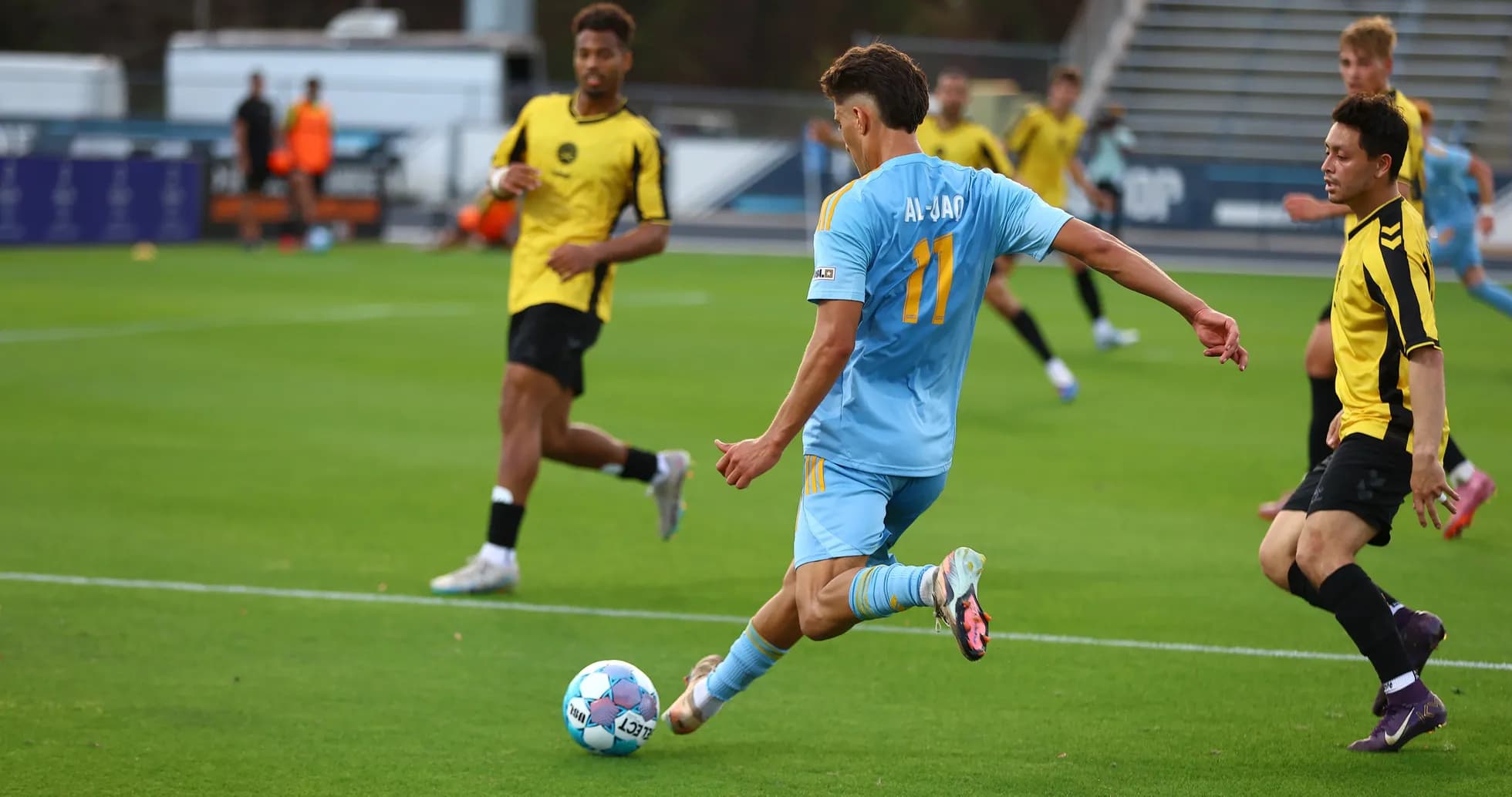 Jugador de Sporting JAX en acción durante el partido Jugador de Sporting JAX en acción durante el partido