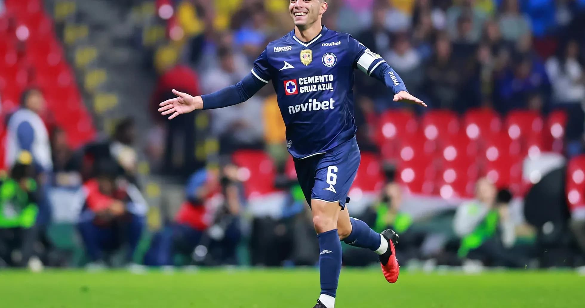 Jugador de Cruz Azul celebra un gol Jugador de Cruz Azul celebra un gol