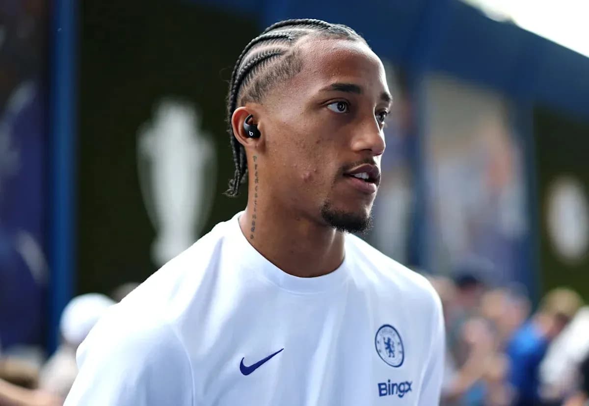 Jugador de Chelsea con camiseta blanca en el estadio Jugador de Chelsea con camiseta blanca en el estadio