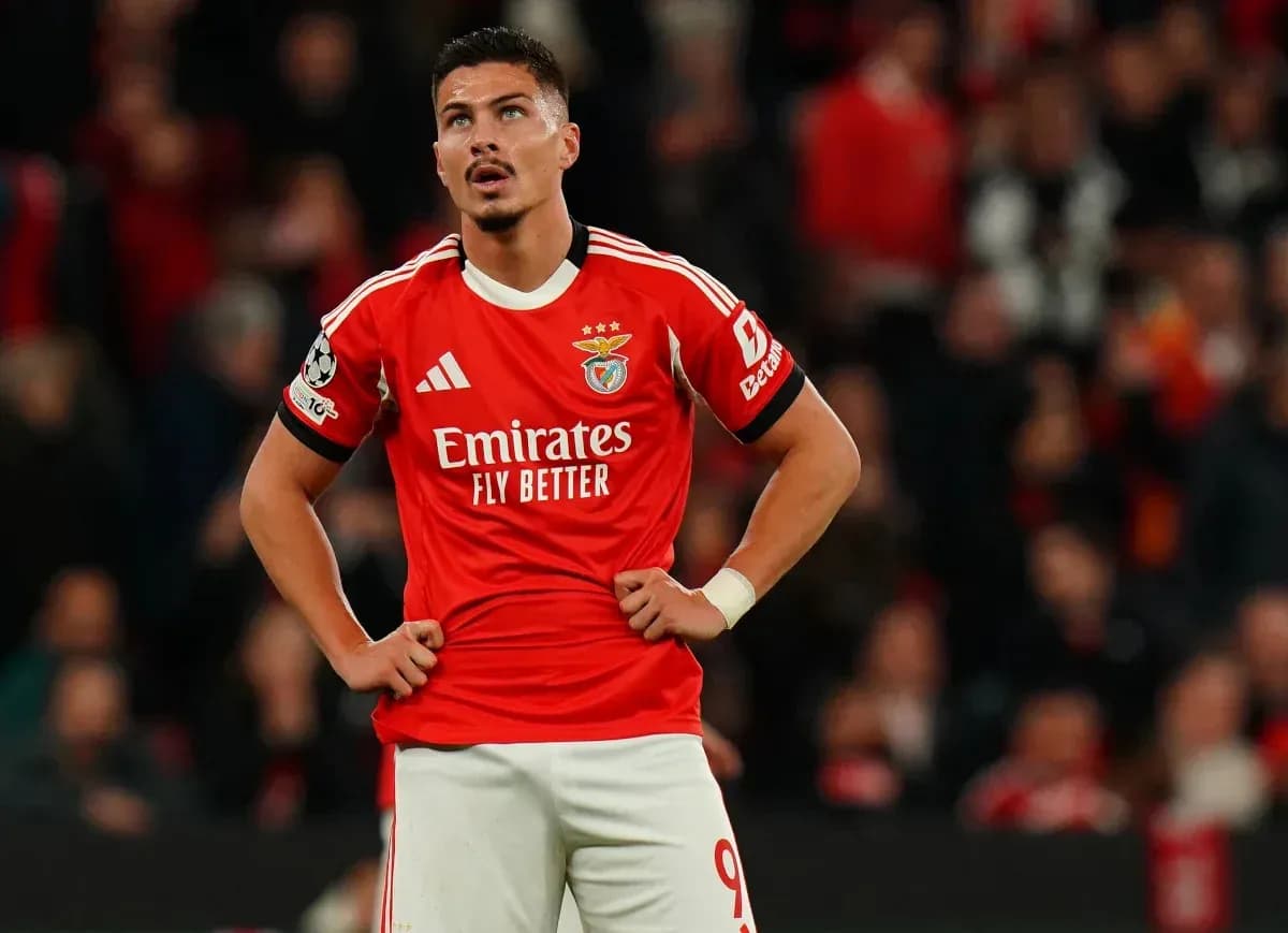 Jugador de Benfica luciendo frustrado en el campo Jugador de Benfica luciendo frustrado en el campo
