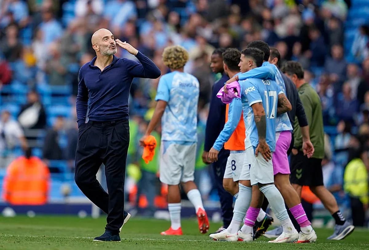 Pep Guardiola saludando a los jugadores de Manchester City Pep Guardiola saludando a los jugadores de Manchester City