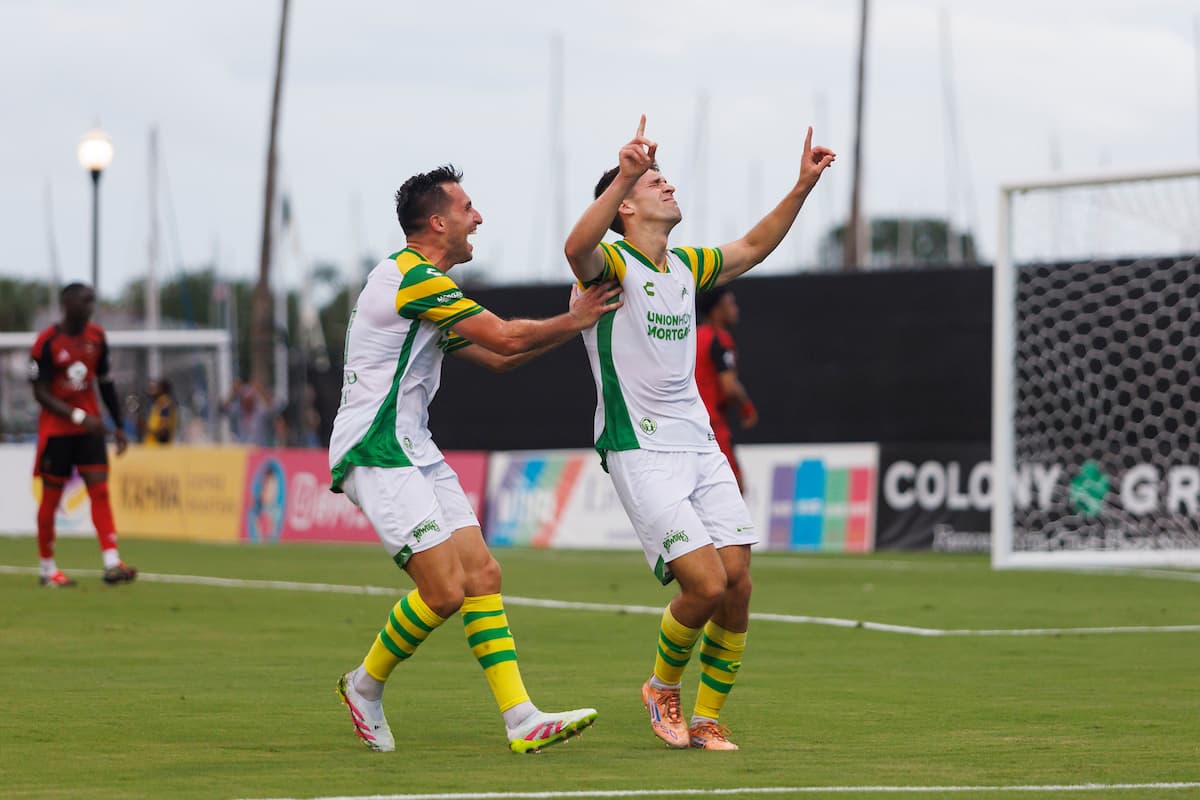 Jugadores celebrando un gol en el partido Jugadores celebrando un gol en el partido
