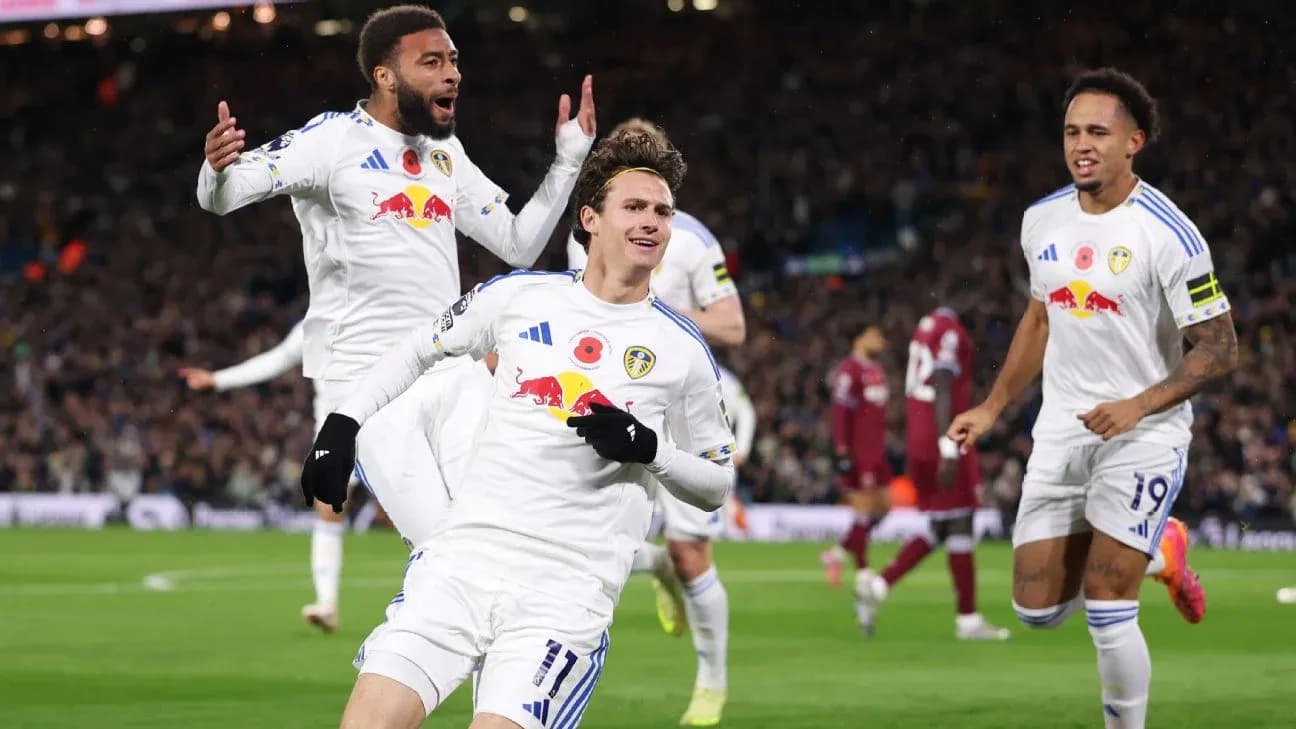 Jugadores de Leeds celebrando un gol Jugadores de Leeds celebrando un gol
