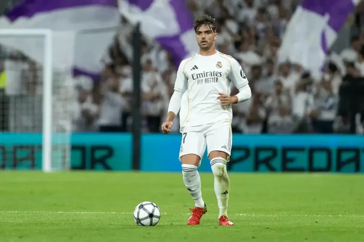 Jugador de Real Madrid preparándose para un tiro libre Jugador de Real Madrid preparándose para un tiro libre