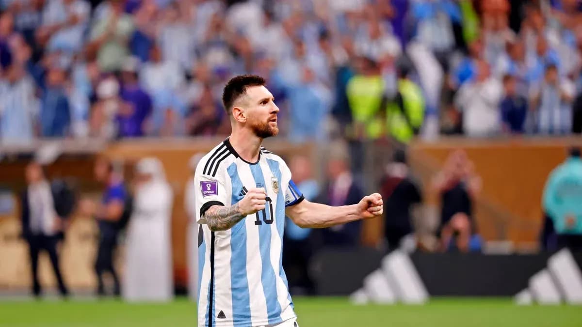 Lionel Messi celebrando con camiseta de Argentina Lionel Messi celebrando con camiseta de Argentina