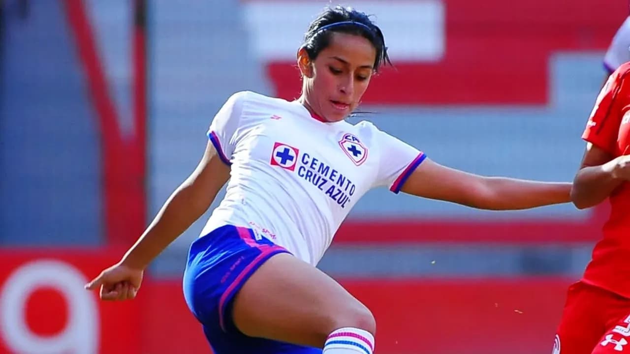 Jugadora de Cruz Azul W en acción durante partido Jugadora de Cruz Azul W en acción durante partido