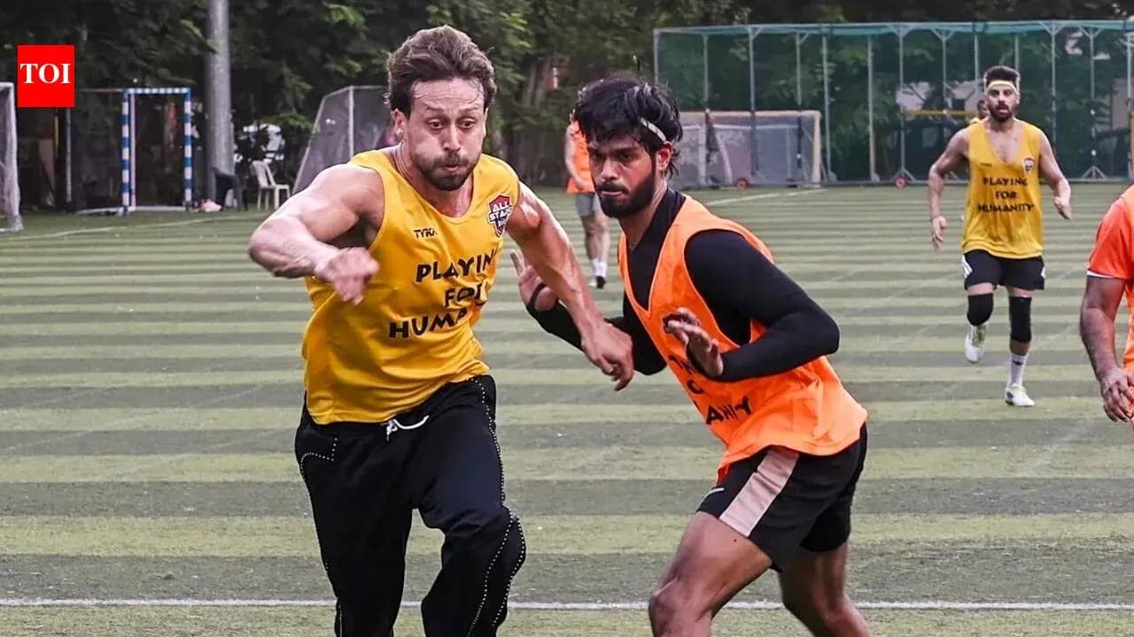 Jugadores corriendo durante un entrenamiento de fútbol Jugadores corriendo durante un entrenamiento de fútbol