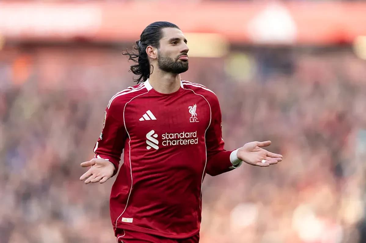 Jugador de Liverpool gesticulando en el campo Jugador de Liverpool gesticulando en el campo