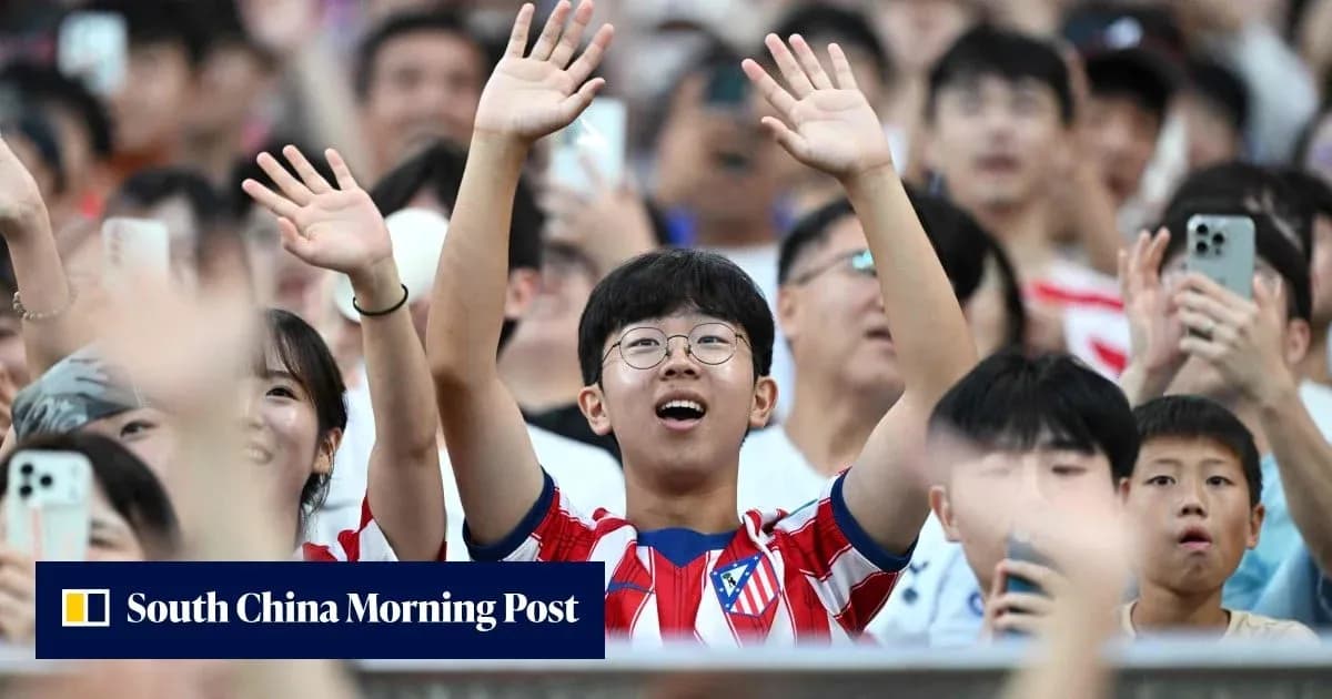 Aficionados animando en un partido de fútbol Aficionados animando en un partido de fútbol