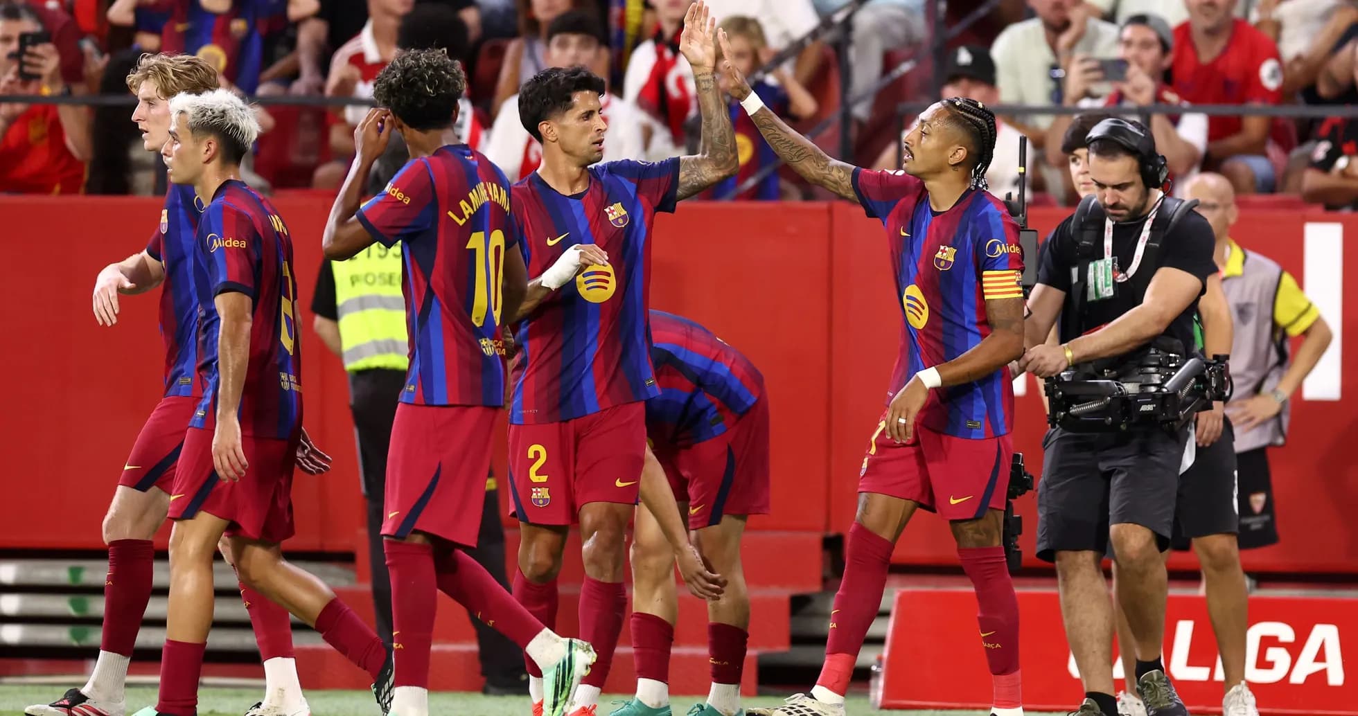Jugadores del Barcelona celebrando un gol en el partido Jugadores del Barcelona celebrando un gol en el partido