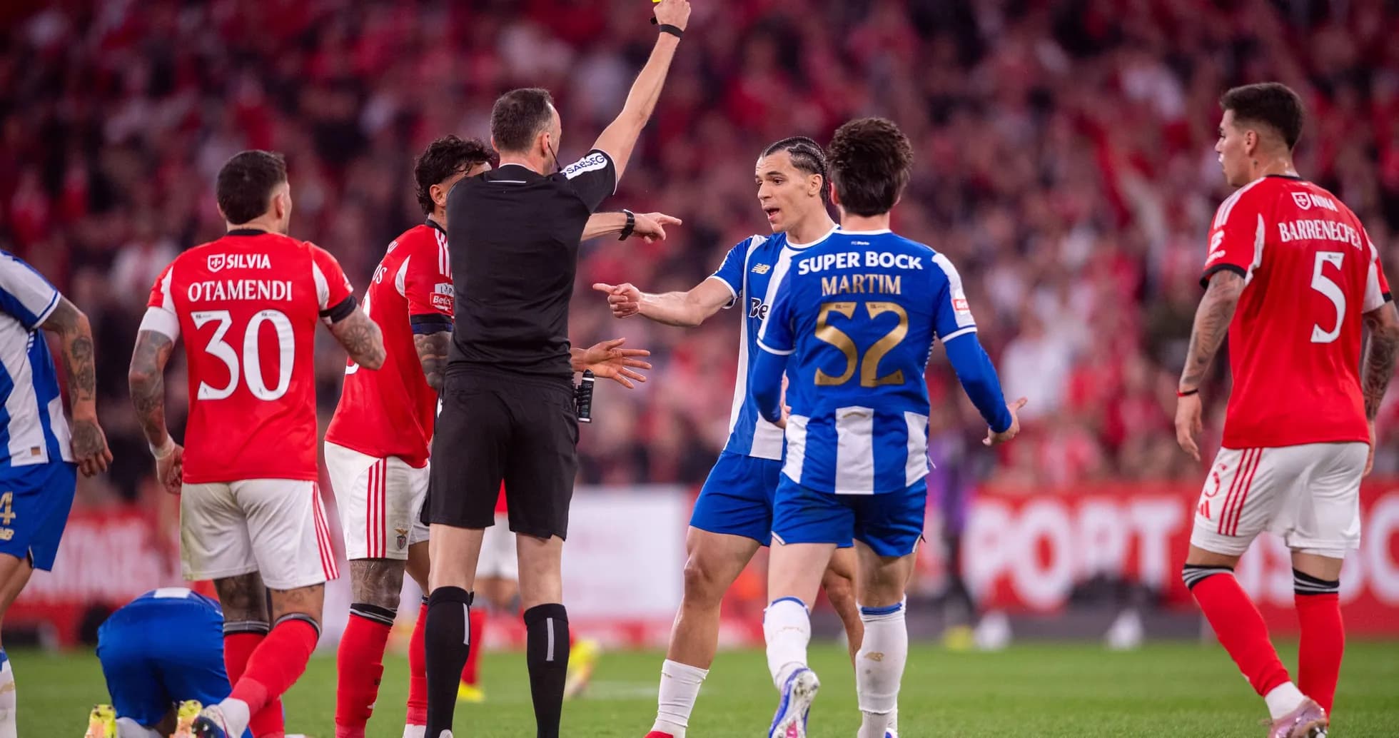 Árbitro mostrando tarjeta amarilla durante el partido Árbitro mostrando tarjeta amarilla durante el partido