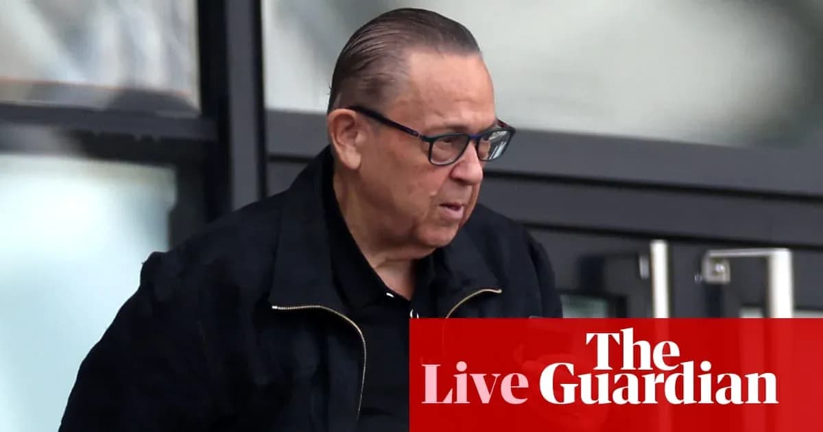 Hombre saliendo de un edificio con gafas Hombre saliendo de un edificio con gafas