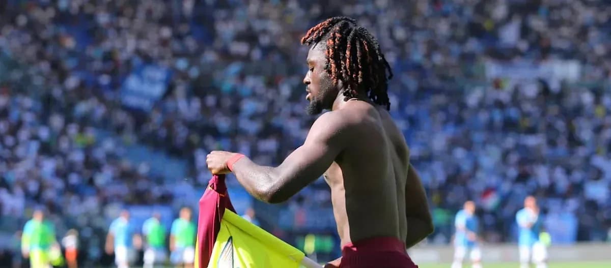 Jugador sosteniendo camiseta en el campo de fútbol Jugador sosteniendo camiseta en el campo de fútbol
