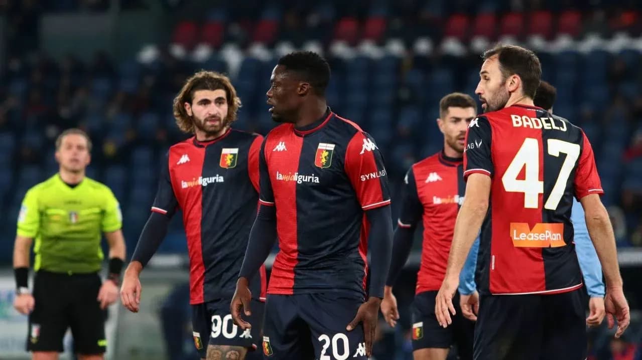Jugadores de Genoa en acción durante partido Jugadores de Genoa en acción durante partido