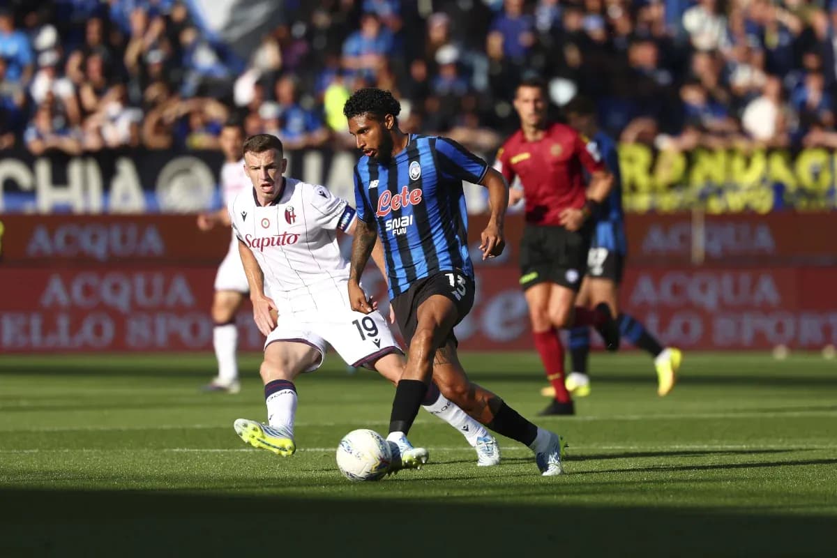 Atalanta y Bologna compitiendo por el balón Atalanta y Bologna compitiendo por el balón