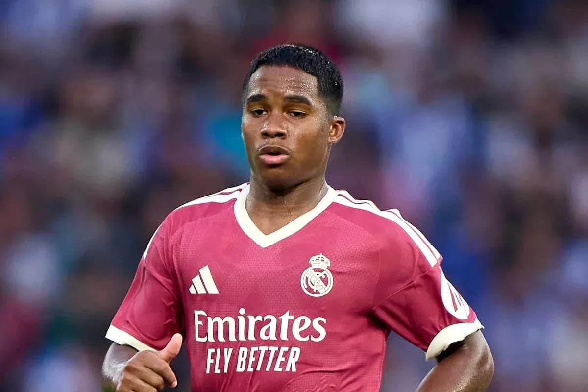 Jugador de Real Madrid corriendo en uniforme rosa Jugador de Real Madrid corriendo en uniforme rosa