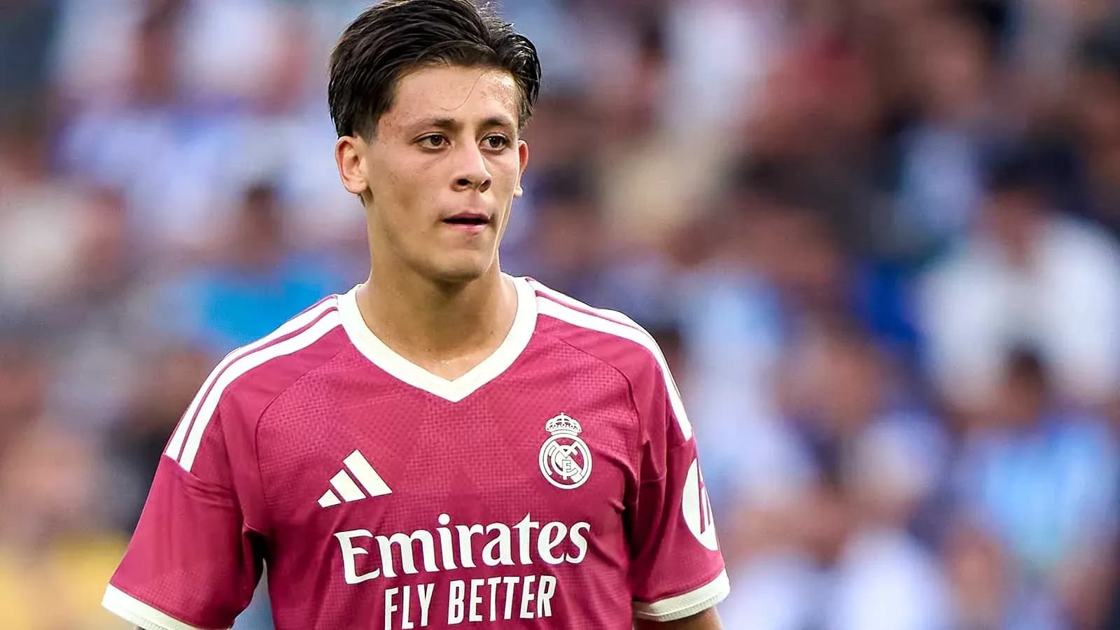Jugador de Real Madrid en uniforme rosa en el campo Jugador de Real Madrid en uniforme rosa en el campo