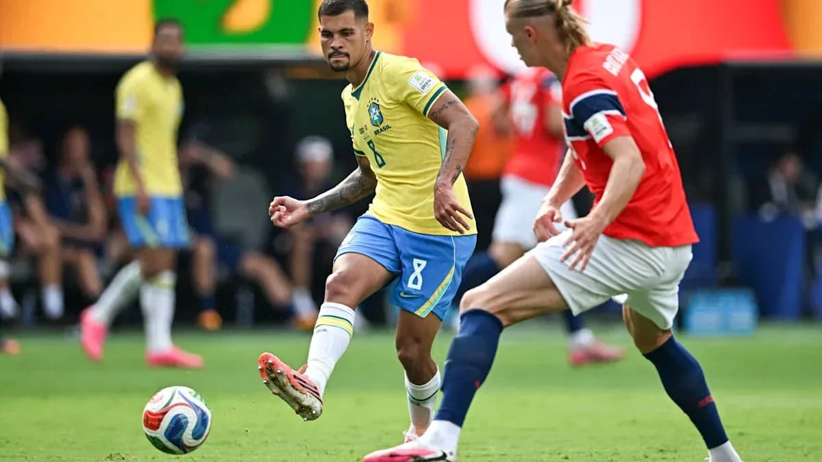 Jugador brasileño driblando a oponente noruego en partido Jugador brasileño driblando a oponente noruego en partido