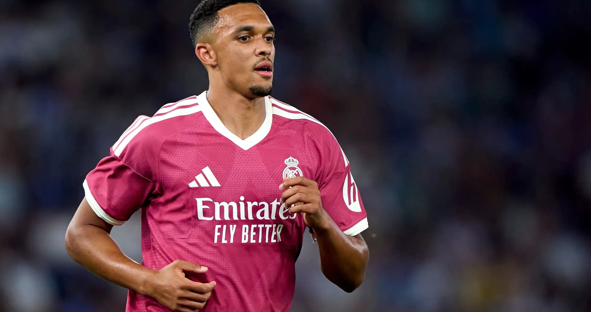 Jugador de Real Madrid en uniforme rosa durante partido Jugador de Real Madrid en uniforme rosa durante partido