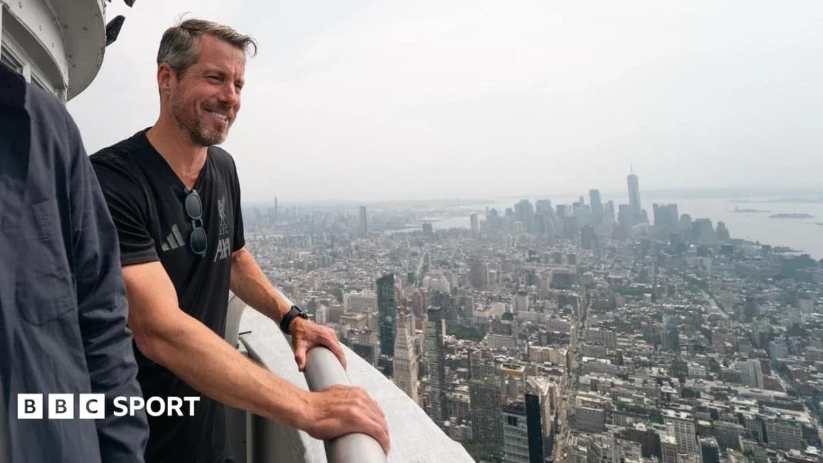 Hombre observando la ciudad desde un mirador Hombre observando la ciudad desde un mirador