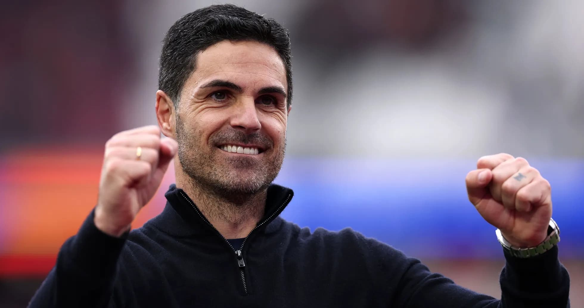 Entrenador levantando los puños en celebración Entrenador levantando los puños en celebración